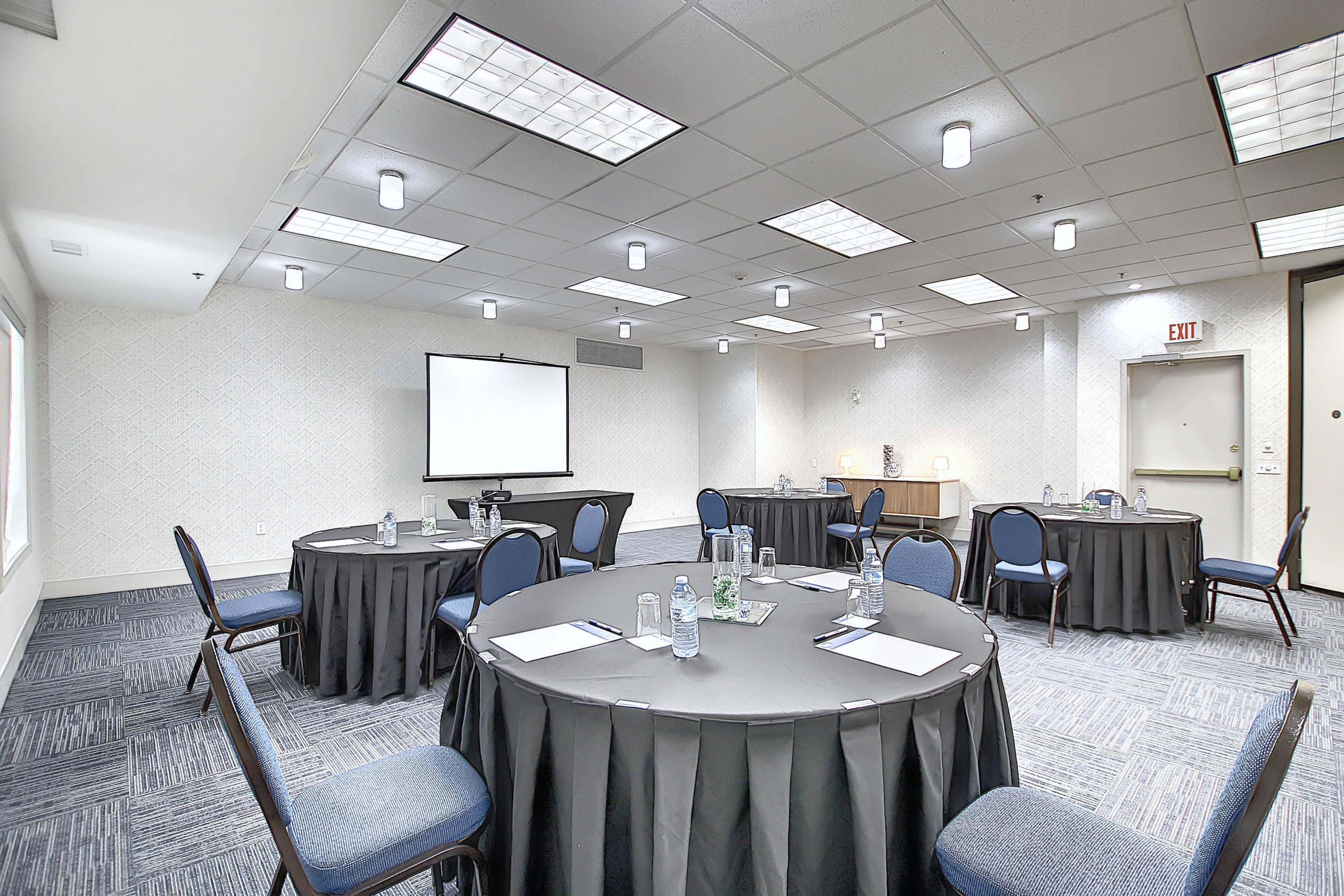 Holiday Inn Express Airport Calgary By Ihg Buitenkant foto