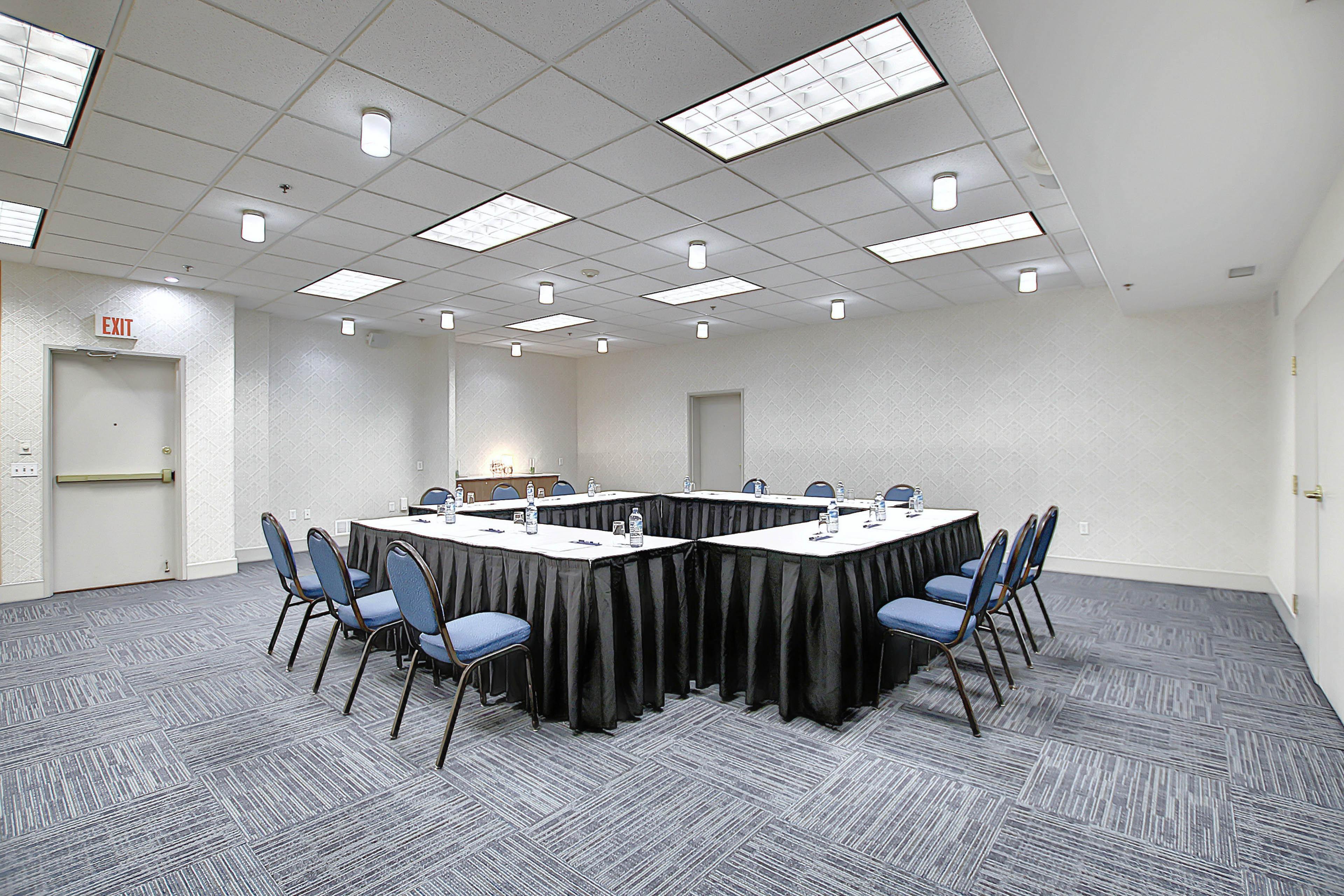 Holiday Inn Express Airport Calgary By Ihg Buitenkant foto